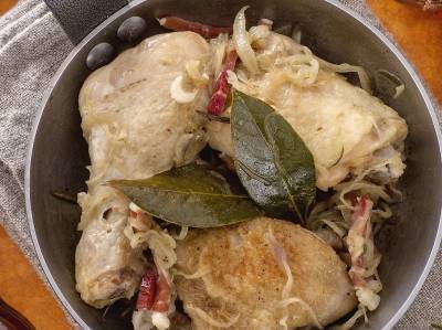 Ricette di secondi: pollo alla birra con speck e cipolle