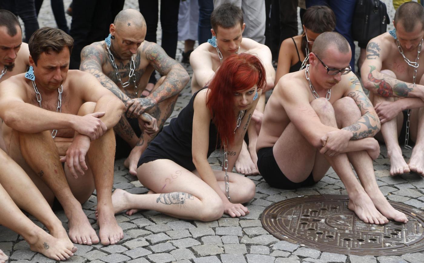 Praga, animalisti si fanno marchiare a fuoco per protesta03