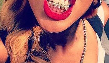 Rihanna, diamanti tra i denti: "Sono una stronza fuorilegge"