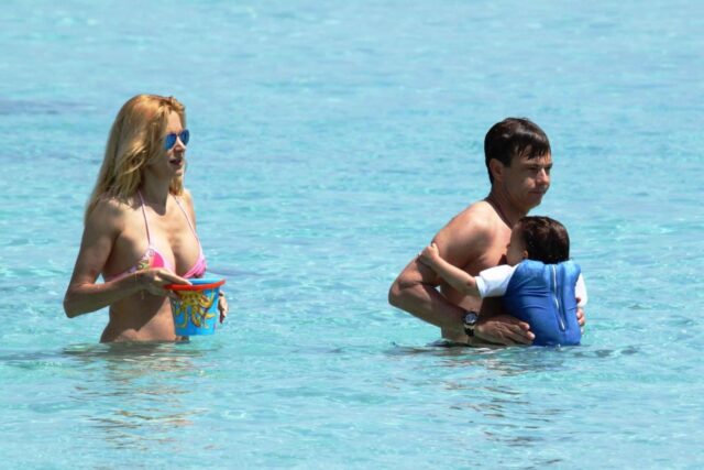 Adriana Volpe con marito e figlia in spiaggia a Formentera08