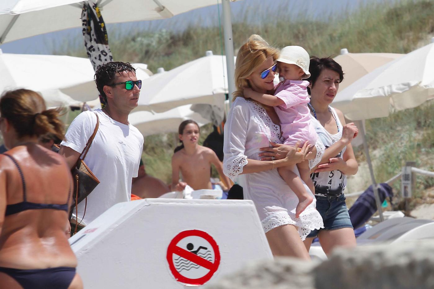 Adriana Volpe con marito e figlia in spiaggia a Formentera02