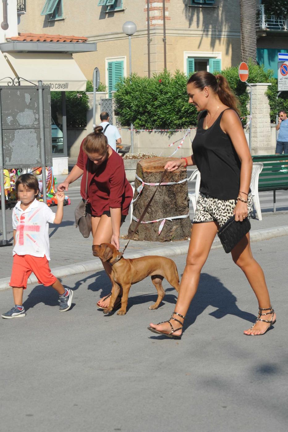 Alena Seredova al parco con i figli e il nuovo cane05