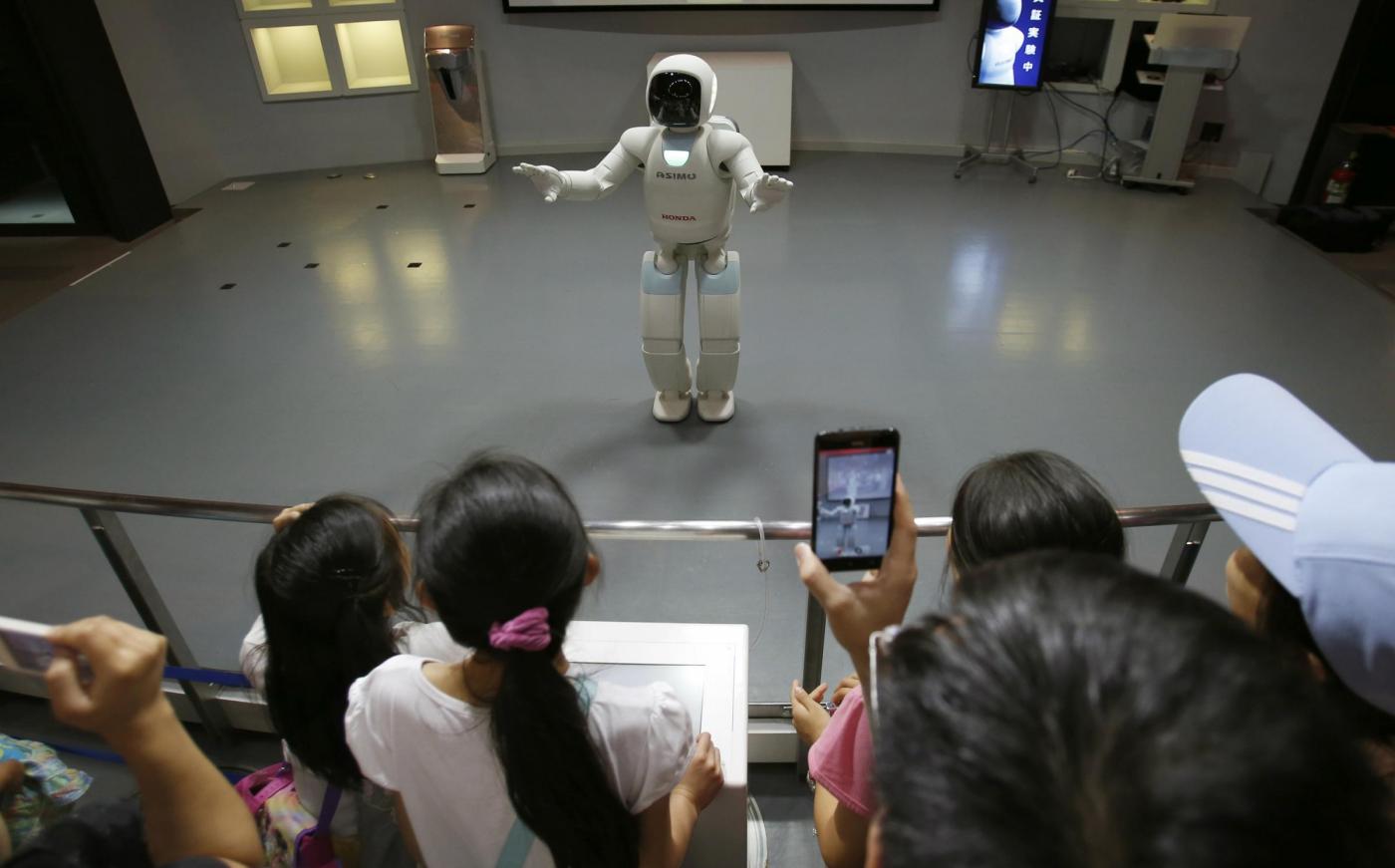 Asimo, il robot che fa la guida al museo di Tokyo03