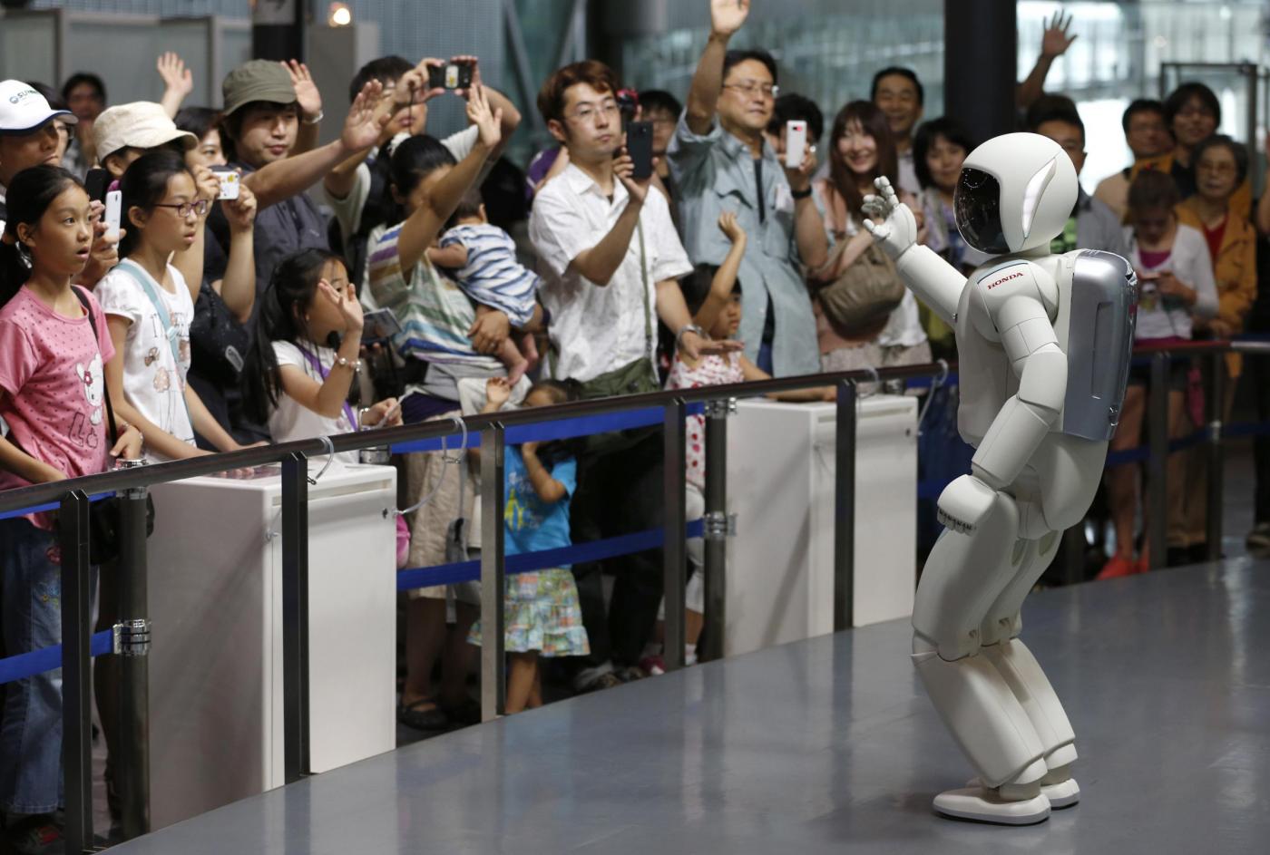 Asimo, il robot che fa la guida al museo di Tokyo02