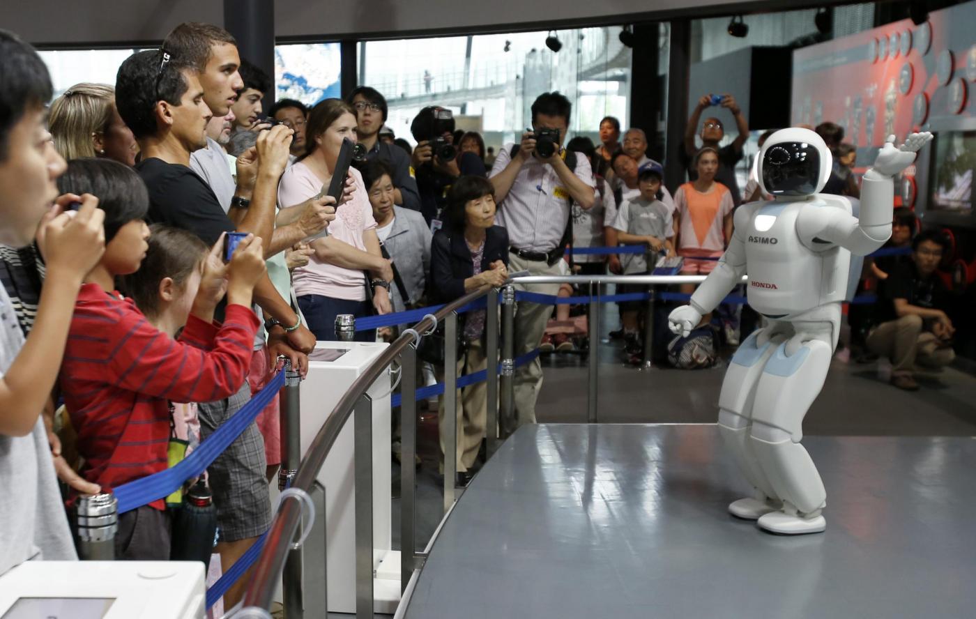 Asimo, il robot che fa la guida al museo di Tokyo01