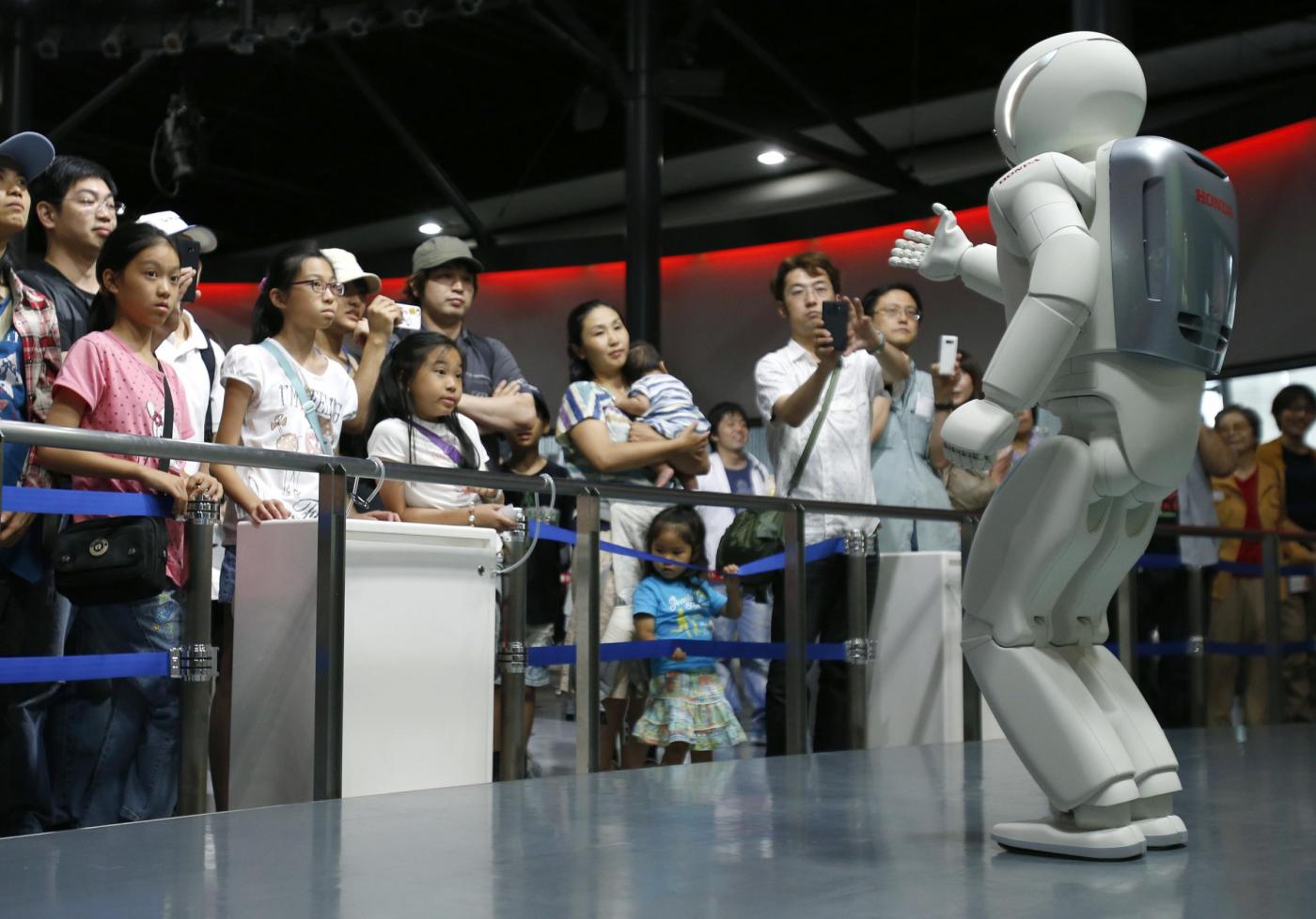 Honda Motor 's latest version of humanoid robot Asimo11
