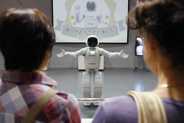 Asimo, il robot che fa la guida al museo di Tokyo06
