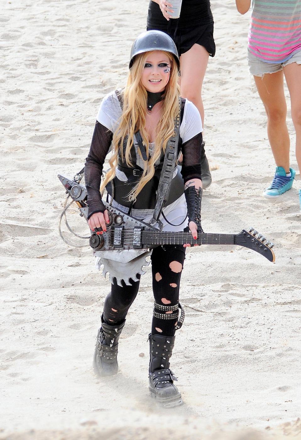 Avril Lavigne soldatessa sexy nel nuovo video "Rock'n Roll"08