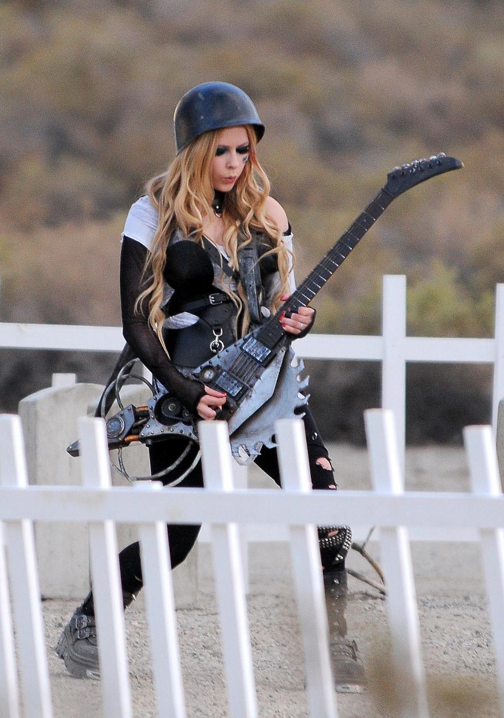Avril Lavigne soldatessa sexy nel nuovo video "Rock'n Roll"07