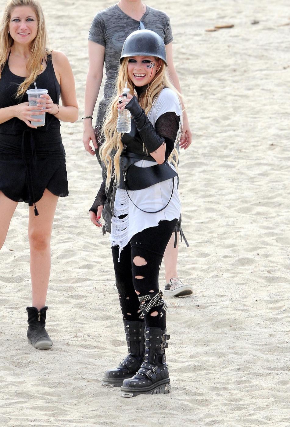 Avril Lavigne soldatessa sexy nel nuovo video "Rock'n Roll"06