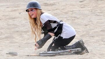 Avril Lavigne soldatessa sexy nel nuovo video "Rock'n Roll"05
