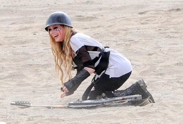 Avril Lavigne soldatessa sexy nel nuovo video "Rock'n Roll"05