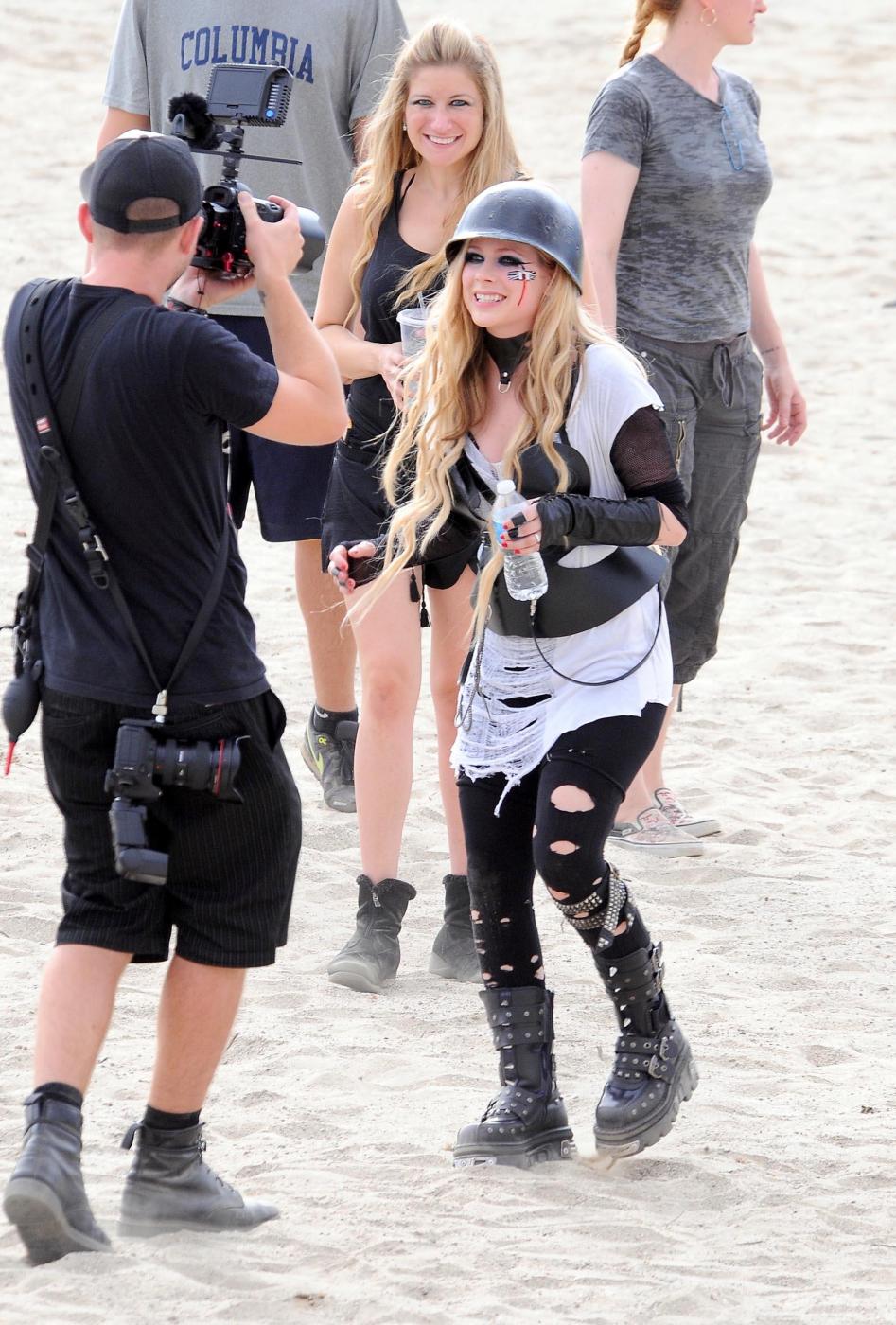 Avril Lavigne soldatessa sexy nel nuovo video "Rock'n Roll"04