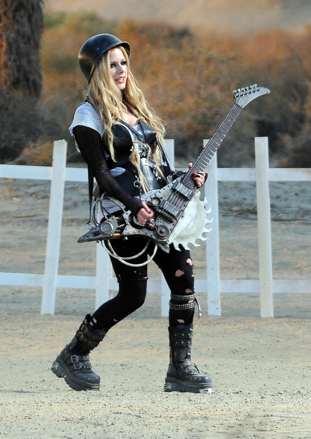 Avril Lavigne soldatessa sexy nel nuovo video "Rock'n Roll"03