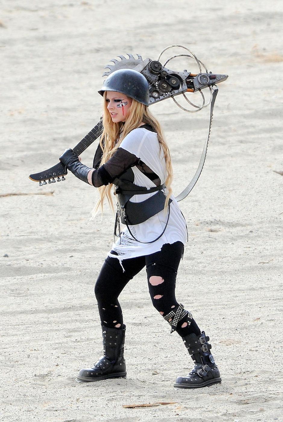 Avril Lavigne soldatessa sexy nel nuovo video "Rock'n Roll"02
