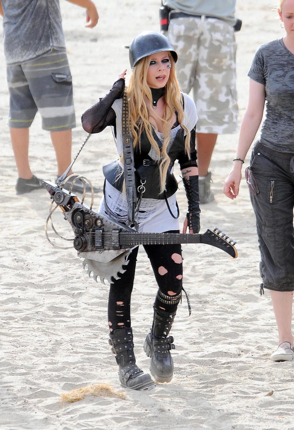 Avril Lavigne soldatessa sexy nel nuovo video "Rock'n Roll"01