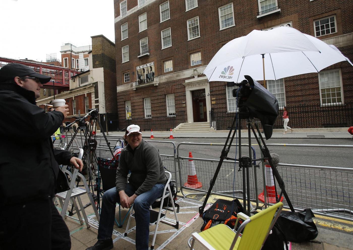 Fotografi e cameraman già in attesa della nascita del figlio di William e Kate01