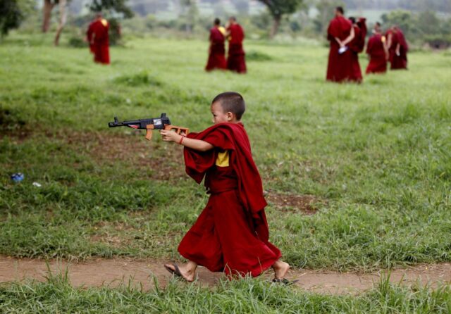 India, il monaco tibetano con la pistola giocattolo02