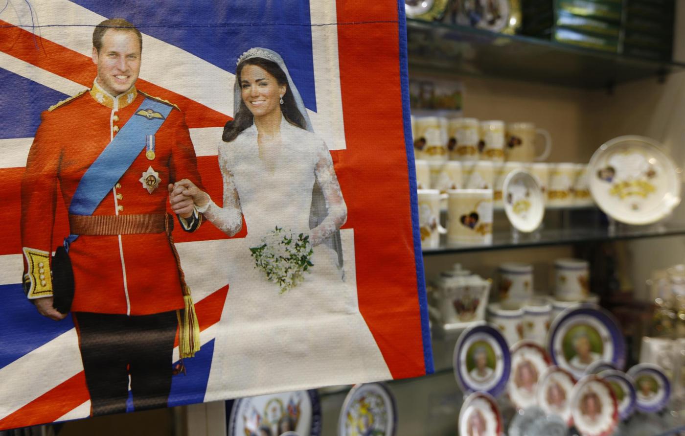Kate Middleton: il royal baby sui giornali inglesi e sui gadget02