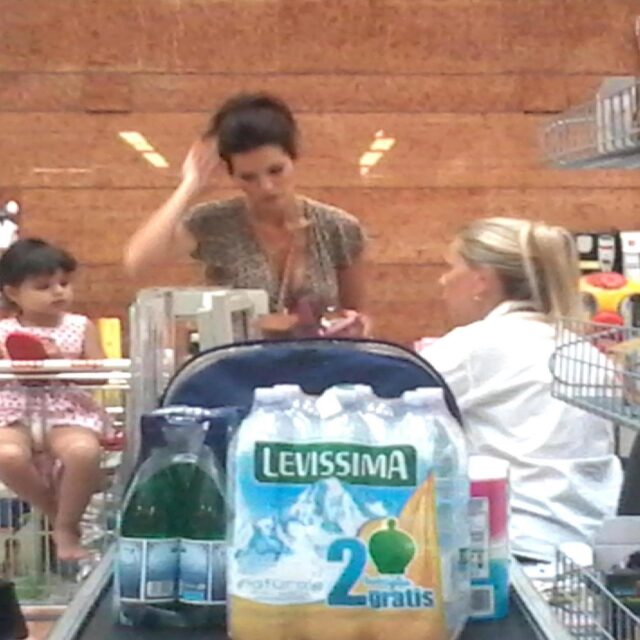 Laura Torrisi, la compagna di Pieraccioni mamma perfetta al supermercato06