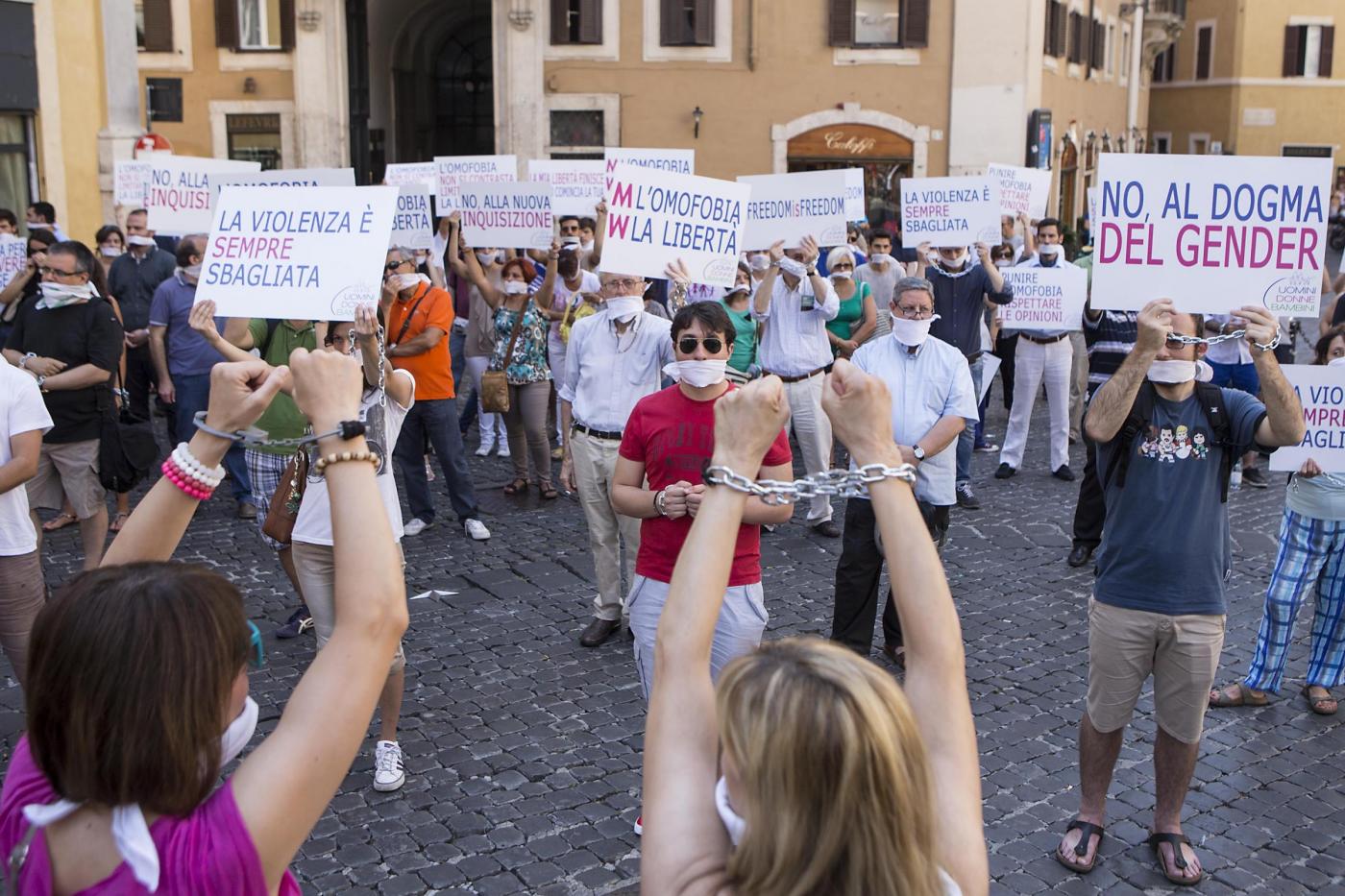Piazza Montecitorio, flash mob per dire no alla legge contro l'omofobia12