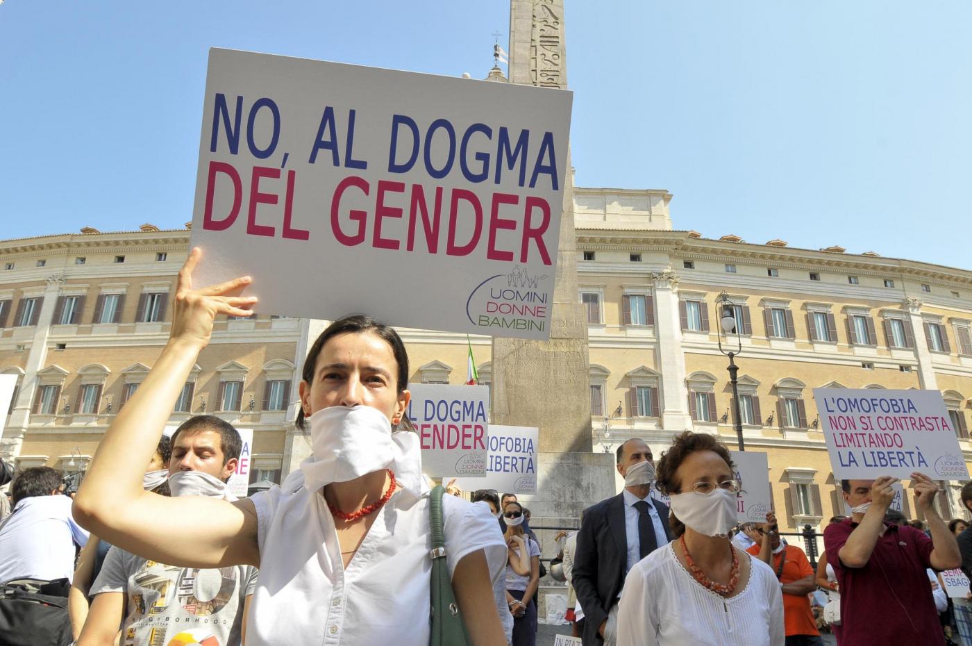 Piazza Montecitorio, flash mob per dire no alla legge contro l'omofobia04