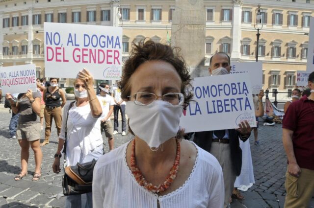 Piazza Montecitorio, flash mob per dire no alla legge contro l'omofobia03