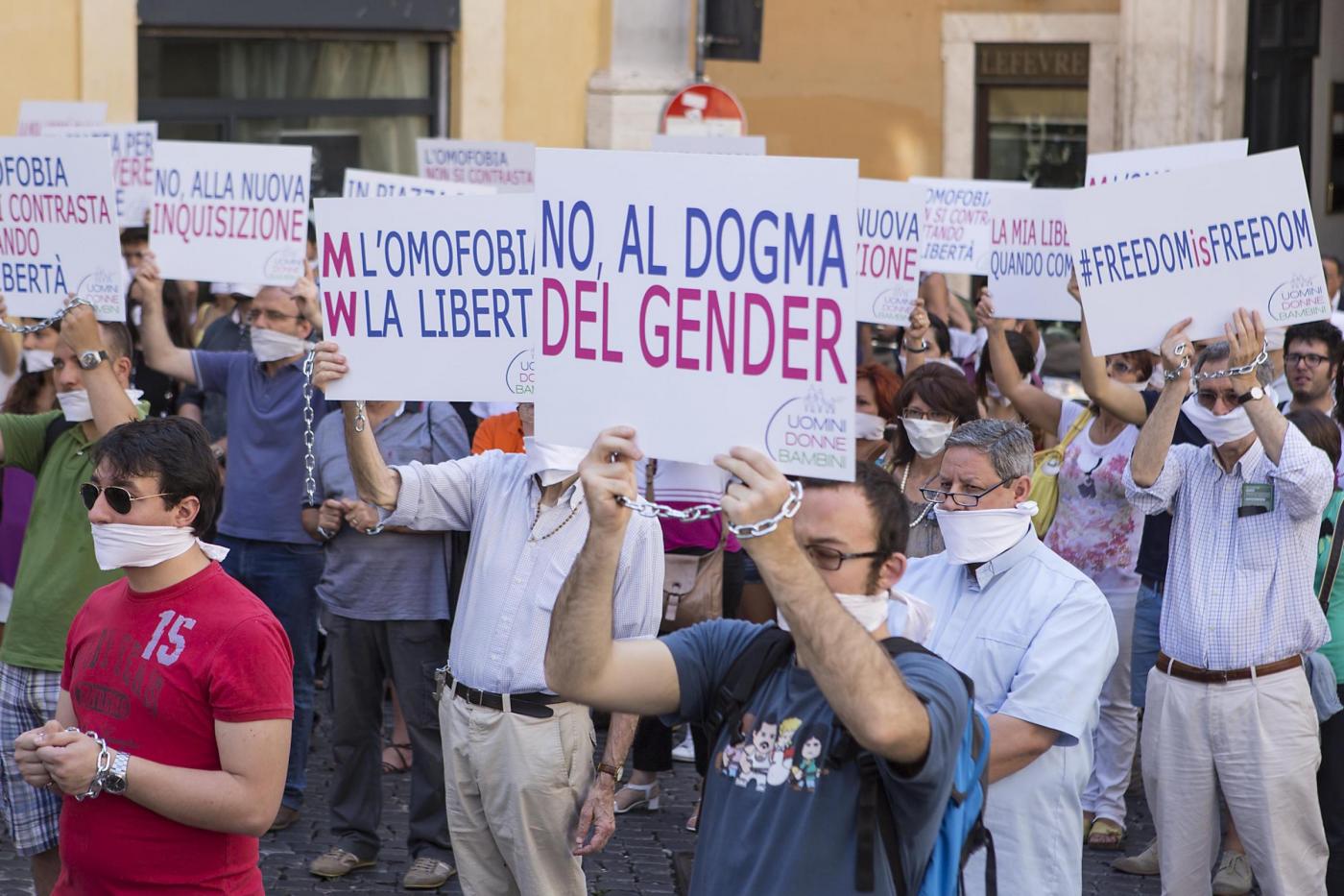 Piazza Montecitorio, flash mob per dire no alla legge contro l'omofobia11