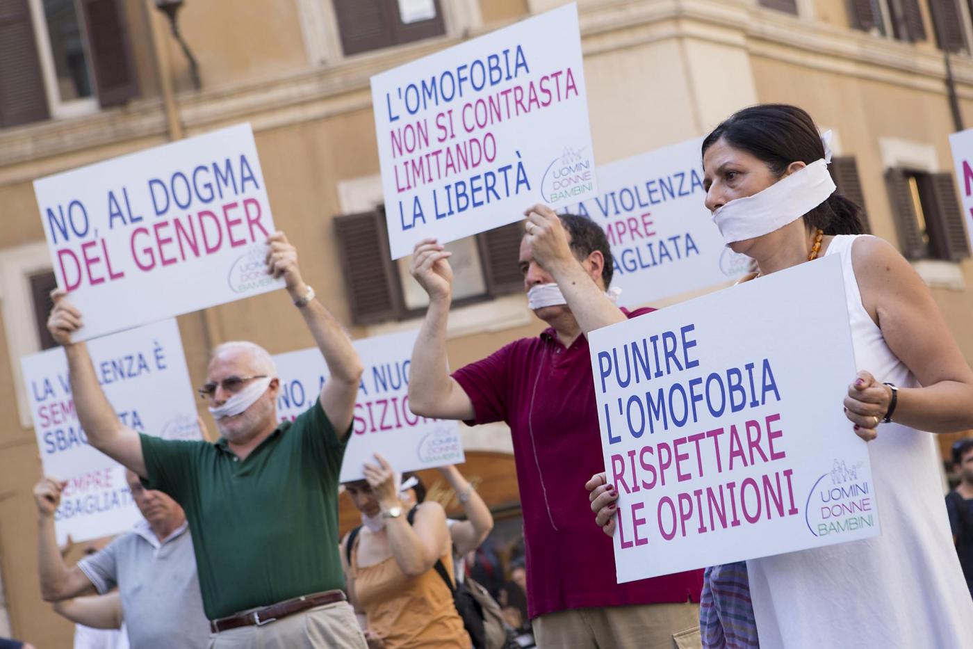 Piazza Montecitorio, flash mob per dire no alla legge contro l'omofobia10