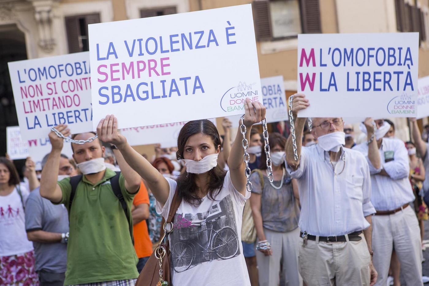 Piazza Montecitorio, flash mob per dire no alla legge contro l'omofobia09