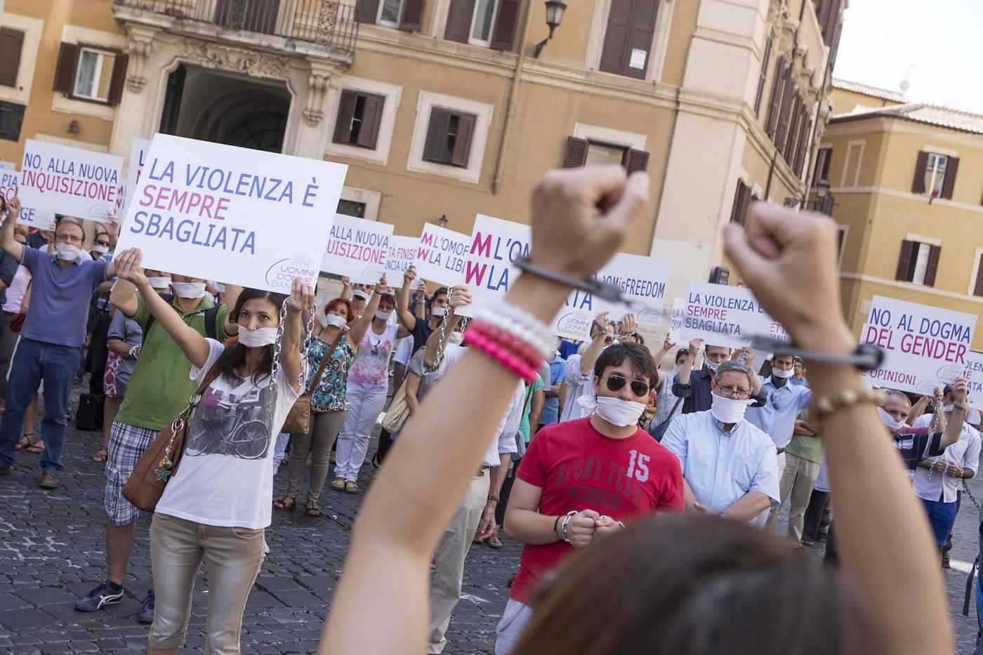 Piazza Montecitorio, flash mob per dire no alla legge contro l'omofobia08