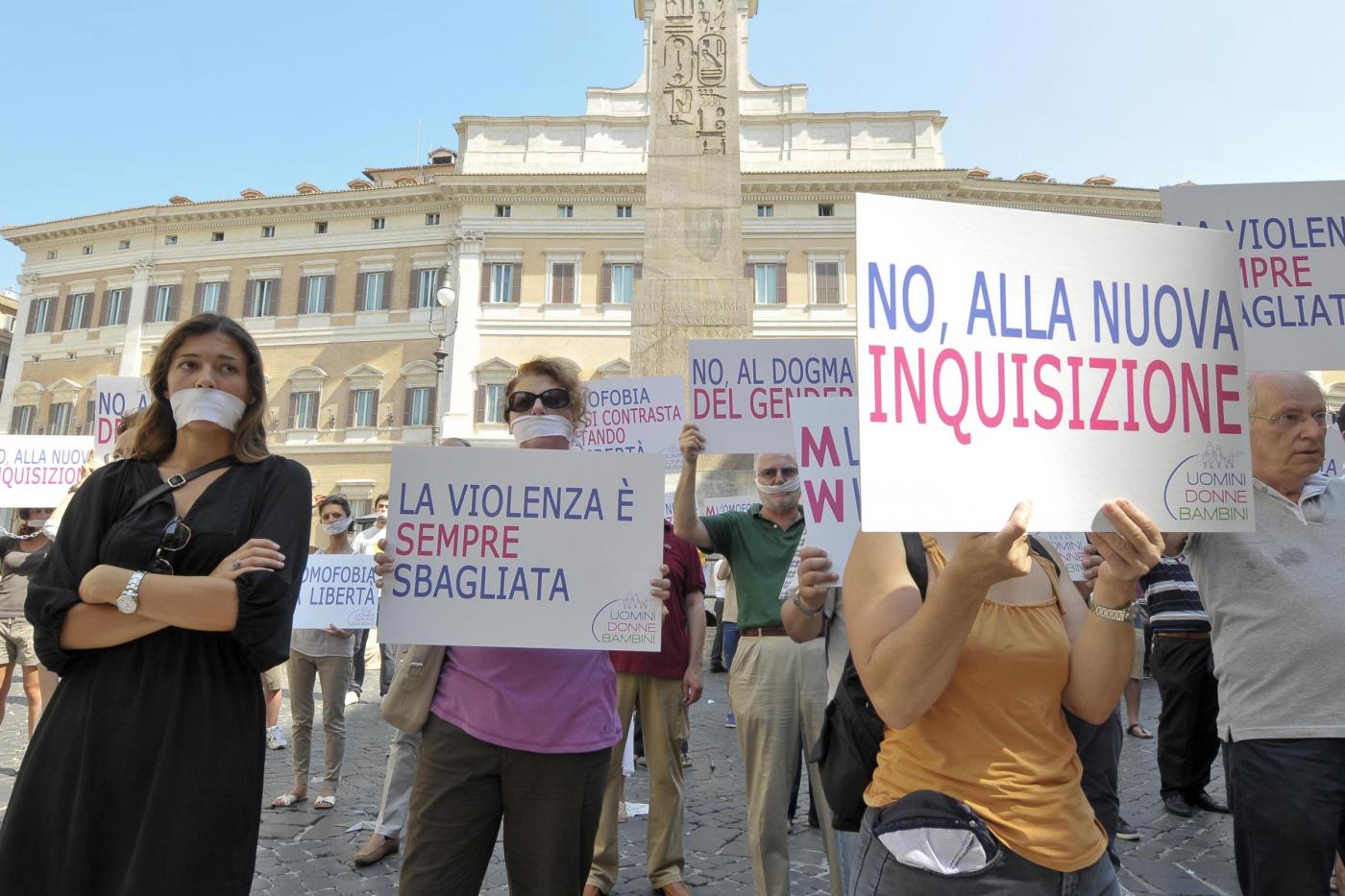 Piazza Montecitorio, flash mob per dire no alla legge contro l'omofobia07