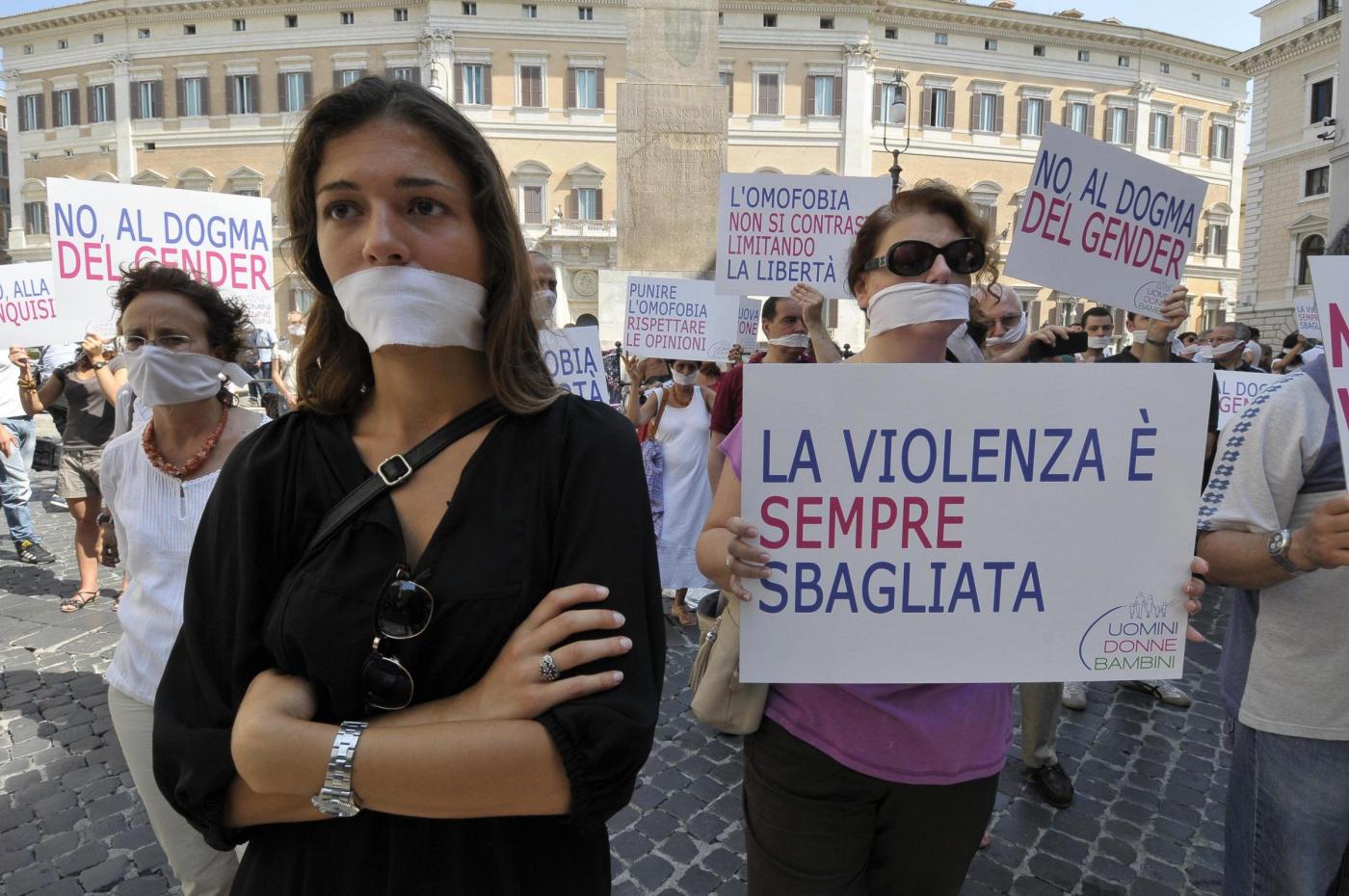 Piazza Montecitorio, flash mob per dire no alla legge contro l'omofobia06
