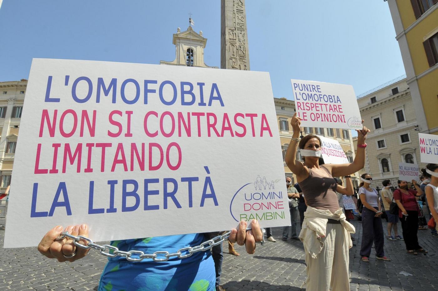 Piazza Montecitorio, flash mob per dire no alla legge contro l'omofobia05