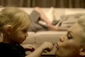 Pink, il compagno e la figlia Willow Sage nel videoclip di True Love