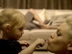Pink, il compagno e la figlia Willow Sage nel videoclip di True Love