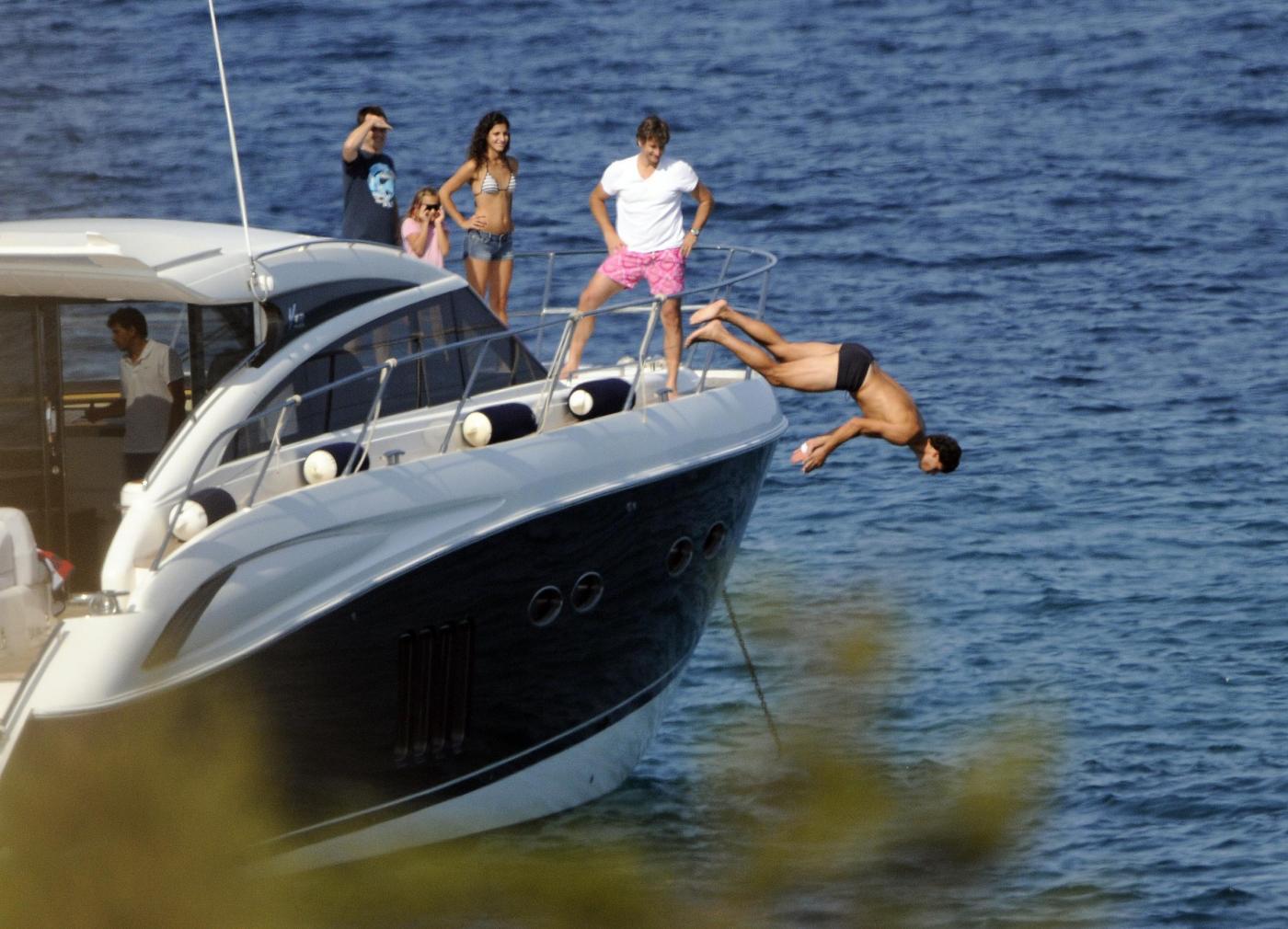 Rafa Nadal sullo yacht a Maiorca con fidanzata e amici06