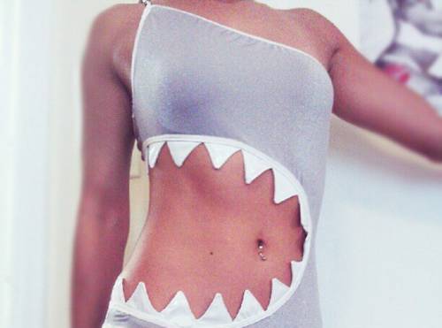 Sharkini, il bikini con il morso dello squalo02