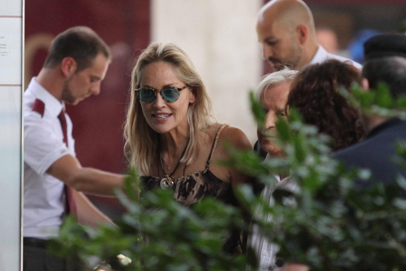 Sharon Stone con Pupi Avati alla stazione di Firenze01