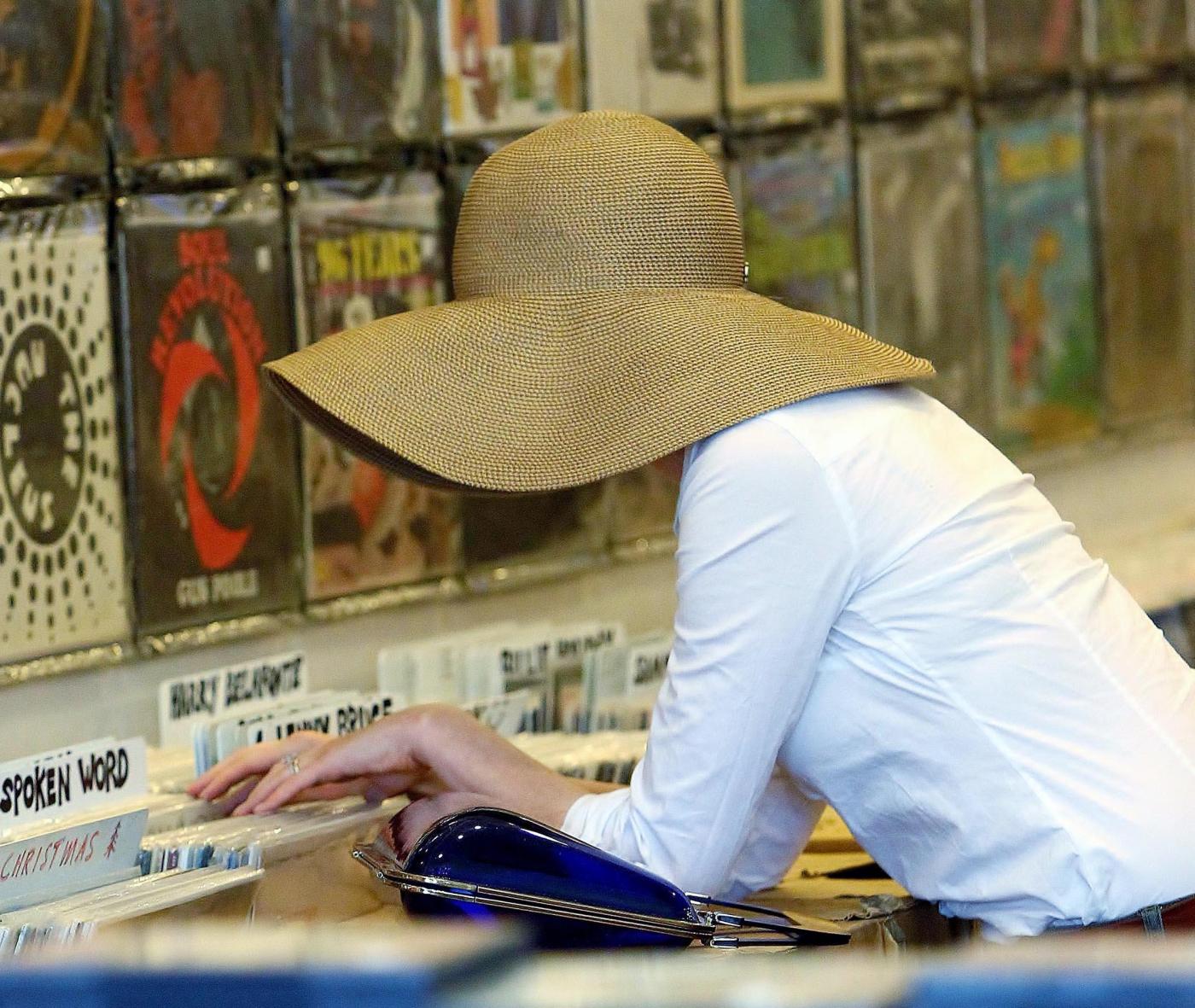 Anne Hathaway nel negozio di dischi in vinile
