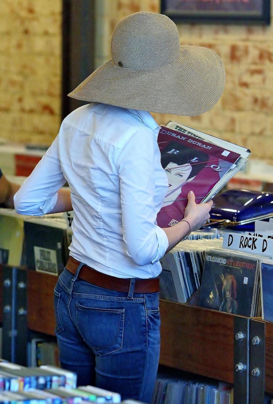 Anne Hathaway nel negozio di dischi in vinile 07
