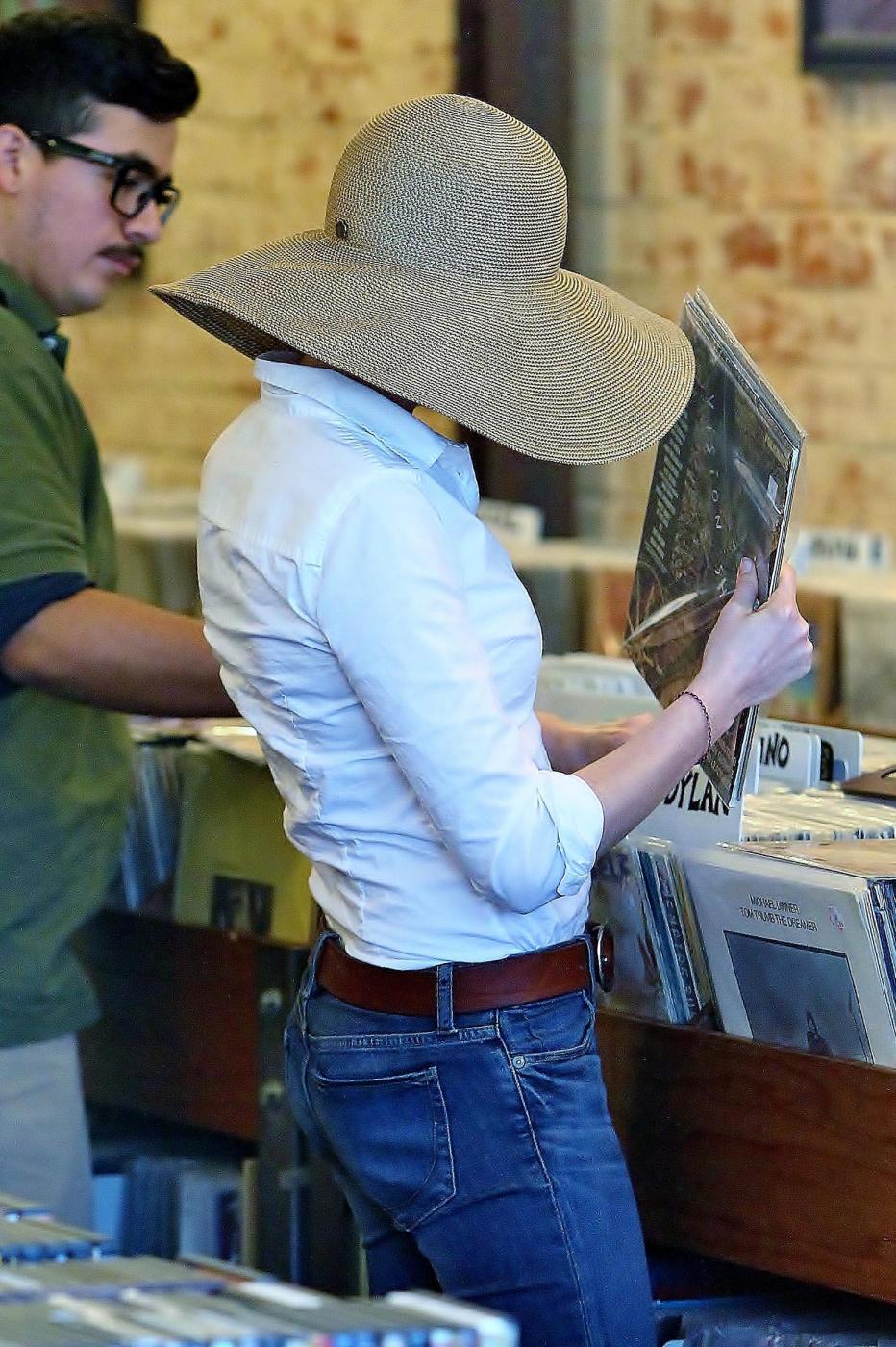 Anne Hathaway nel negozio di dischi in vinile 04