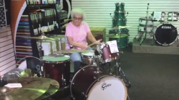 Usa, nonnina suona la batteria nel negozio di strumenti musicali