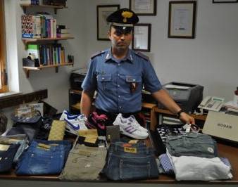 Como: sequestro jeans contraffatti. Salute e economia in pericolo