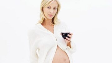 Alcolici in gravidanza, fino a sette bicchieri alla settimana si può