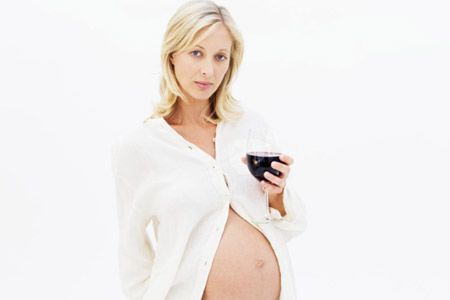 Alcolici in gravidanza, fino a sette bicchieri alla settimana si può