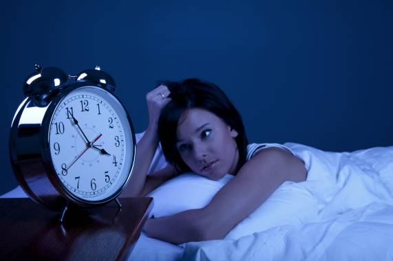 Dormire poco e fare le ore piccole fa ingrassare: 550 kcal in più