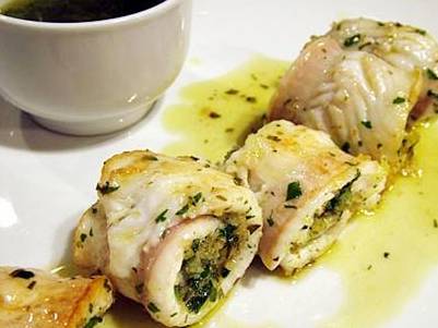 Ricette di pesce: involtini di branzino con gambero rosso