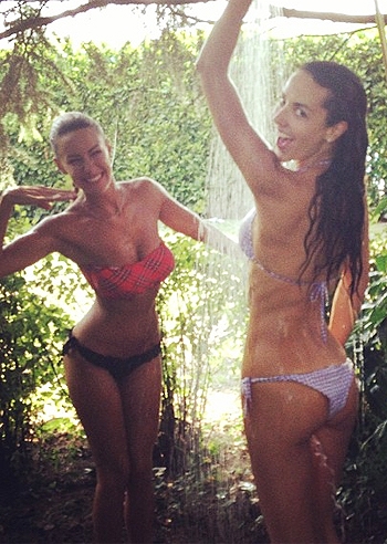 Melita Toniolo e Laura Barriales: giochi in doccia contro afa (foto)