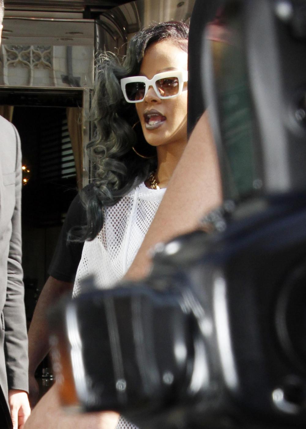Rihanna esce dall'hotel...e non indossa gli slip04